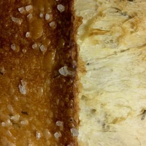 PÃO DE FERMENTAÇÃO NATURAL SOURDOUGH ALECRIM COM SAL GROSSO – O GRÃO